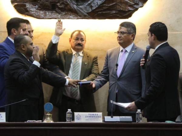 Luego de su juramentación, el presidente del Congreso Nacional, Tomás Zambrano, los instó a trabajar de inmediato.
