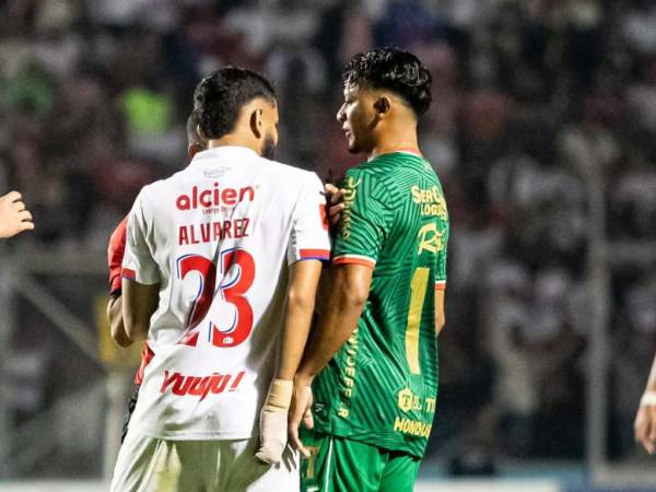 Jorge Álvarez se molestó tras la falta recibida por parte de Alexy Vega.