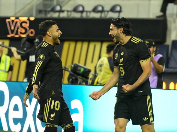 Raúl Jiménez celebrando el tercer gol de México con Alexis Vega ante República Dominicana.