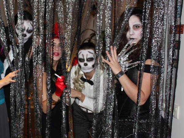 Fotografía referencial muestra a jóvenes disfrazados durante Halloween.