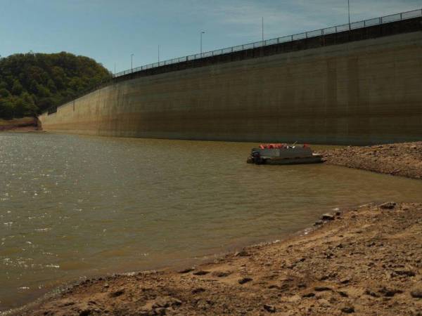 Las reservas actuales alcanzarían únicamente hasta el 22 de agosto si las lluvias no logran recuperar las represas que abastecen al Distrito Central. Ante la emergencia, la alcaldía capitalina emprendió la apertura de seis pozos de emergencia.