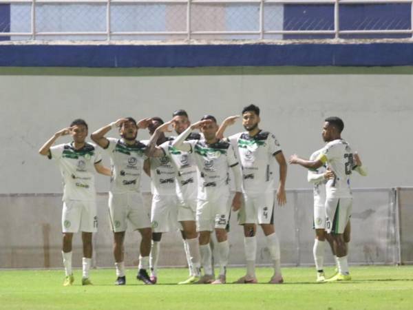 Jugadores del Juticalpa FC celebrando el gol de Aldo Fajardo que les dio el triunfo ante UPNFM.