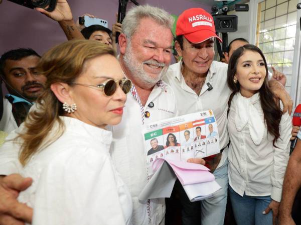 Roberto Contreras, alcalde de San Pedro Sula y aspirante a la reelección, asistió este domingo por la tarde a su centro de votación para participar en las elecciones generales.