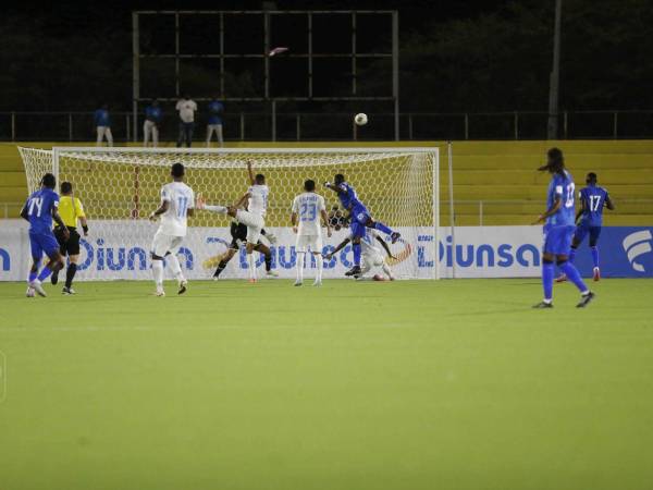 Jugada de peligro de Haití ante Honduras.