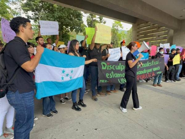 Estudiantes de distintas carreras de la Unah-Cortés protestan contra recorte presupuestario.