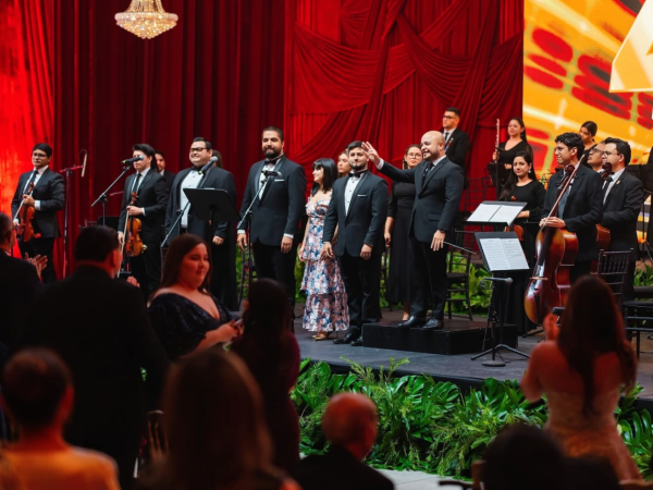 La Orquesta Filarmónica de San Pedro Sula realizará el próximo 10 de noviembre una Noche Filarmónica con el estreno en la ciudad de Rhapsody in Blue, de George Gershwin, junto al pianista mexicano Abdiel Vázquez y la soprano Mónica DelCid.