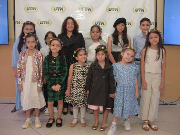 Grupo de niños que participó en el taller de pintura para niños, junto a la instructora Raquel Sauceda.