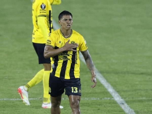 Bryan Moya fue el héroe del Real España en el duelo disputado en el estadio Morazán de San Pedro Sula.