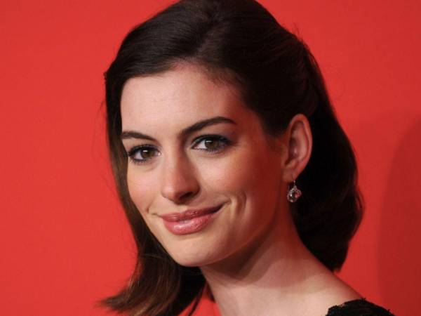 Anne Hathaway sorprendió al revelar que vivió durante casi una década con una severa afectación visual causada por una catarata de inicio temprano que comprometió uno de sus ojos.