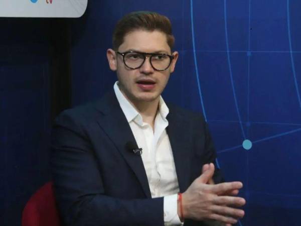 Fotografía al diputado liberal, Rashid Mejía, en una entrevista con La Prensa
