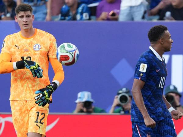 Orlando Gill le lanzó un balón a Mbappé luego de que el francés lo ignorara.