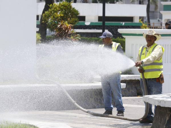 San Pedro Sula enfrenta días de calor intenso, con temperaturas máximas que rondan los 34 grados, según el pronóstico de Cenaos-Copeco para Cortés. En ciudades densas, asfaltadas y con poca sombra, esa sensación puede ser mayor por la isla de calor urbana. Y los consecuencias las paga el que sale a trabajar y no puede parar su quehacer por culpa del calor.