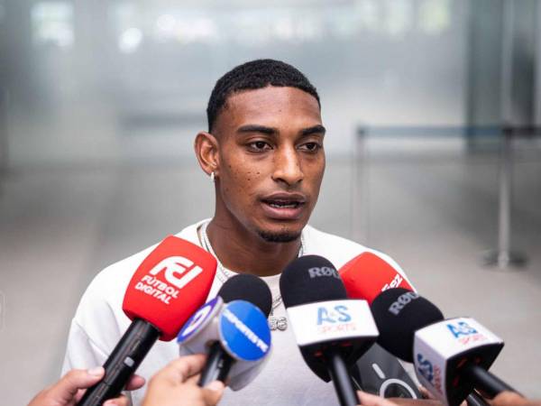 Joseph Rosales dando declaraciones a los medios.