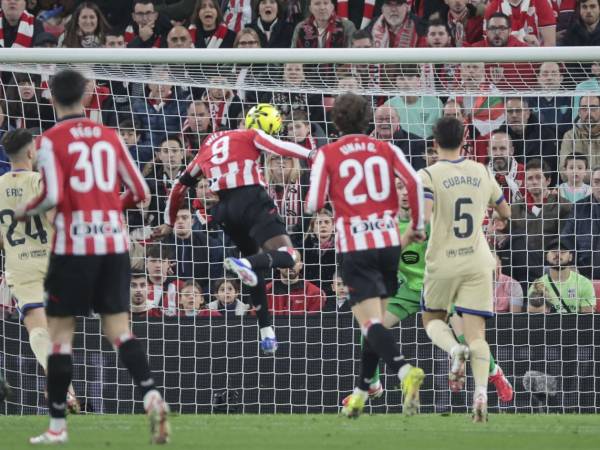 El remate de Iñaki Williams con el hombro, perdiendo una gran ocasión ante el Barcelona.
