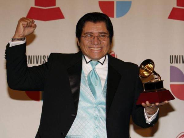 Imagen de archivo del cantante puertorriqueño Bobby Cruz. EFE/ANDREW GOMBERT