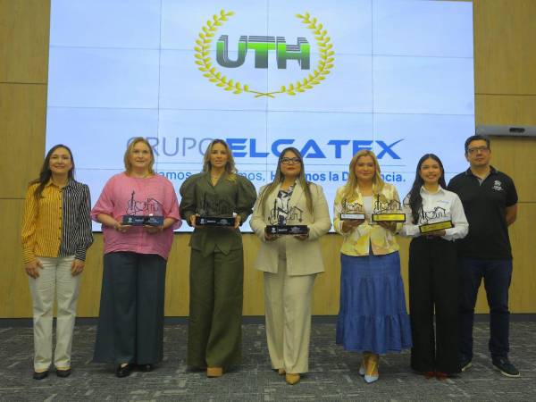 Representantes de Hábitat para la Humanidad, Banpaís y empresas patrocinadoras de la “Noche Sinfónica: Notas que Construyen.