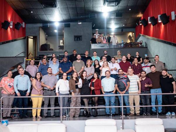 El equipo de periodistas de Diario La Prensa luego de ver una película en la sala de cine VIP de Metrocinemas, en Megamall de SPS.