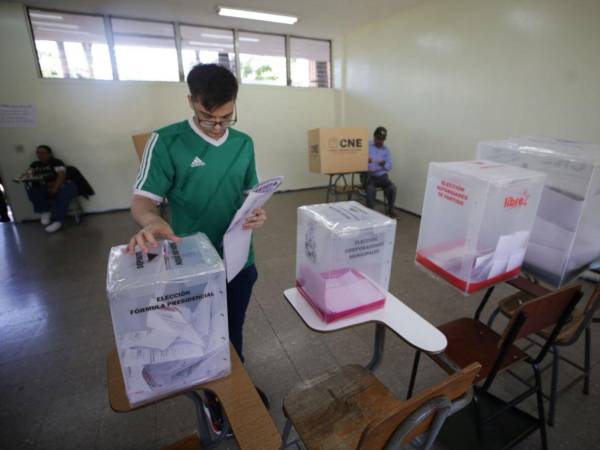 Votantes ejercen el sufragio en una escuela capitalina durante elecciones primarias 2025.