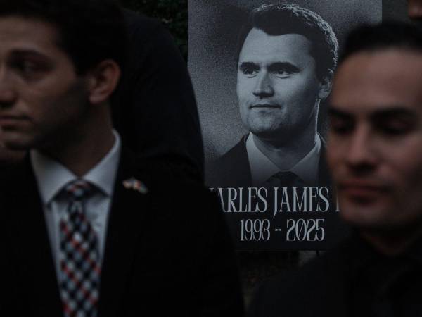 Miembros del Club de Jóvenes Republicanos de Nueva York asisten a una vigilia en memoria del activista conservador estadounidense y fundador de Turning Point USA, Charley Kirk.