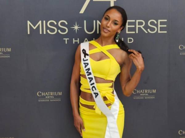 La representante de Jamaica en Miss Universo 2025, Gabrielle Henry, regresará pronto a su país, acompañada de su equipo médico, para proseguir con su tratamiento luego de caer por un orificio del escenario de un metro de altura en uno de los certámenes preliminares en Bangkok.