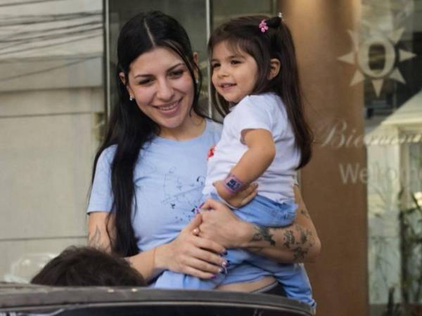 Cazzu junto a su pequeña Inti