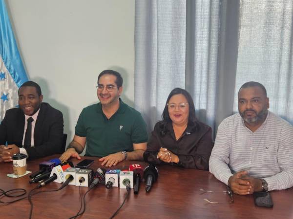 Los diputados nacionalistas de Atlántida, David Manaiza, Marco Midence y Remberto Zavala, acompañaron a la nueva gobernadora Iveth Matute en la toma de posesión este lunes, ocasión en la que reafirmaron su compromiso de gestionar proyectos para el litoral Atlántico.