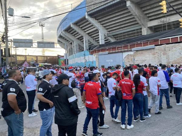 Largas filas en las afueras del estadio Nacional de Tegucigalpa.