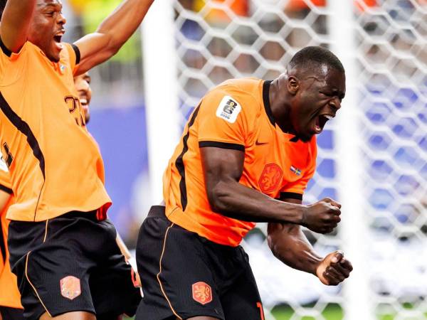 Brian Brobbey celebrando uno de sus goles contra Suecia.