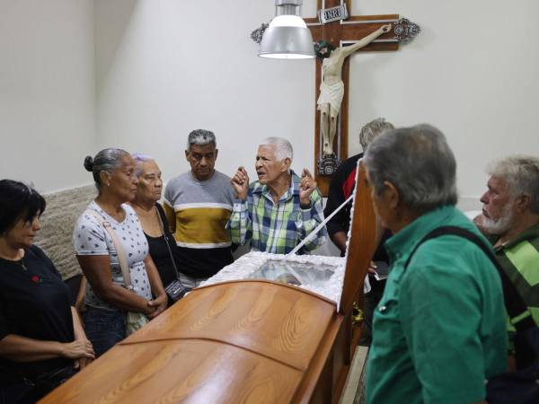 José Luis González asiste al velorio de su hermana Rosa Elena González este lunes, en Catia La Mar (Venezuela).
