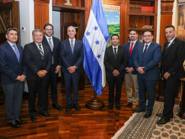 Directivos de la Distribuidora Istmania y Licorera Los Ángeles junto al presidente Nasry Asfura.
