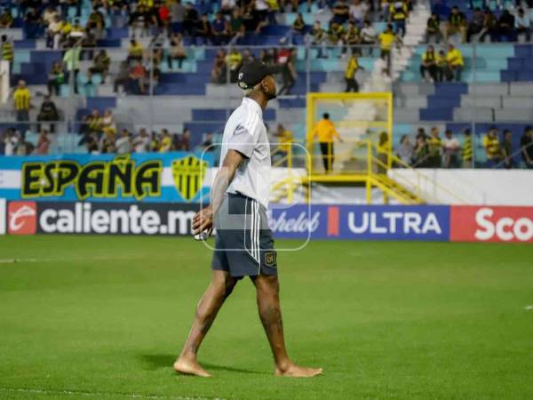 Nikosi Tafari camino descalzo en el reconocimiento de la cancha.