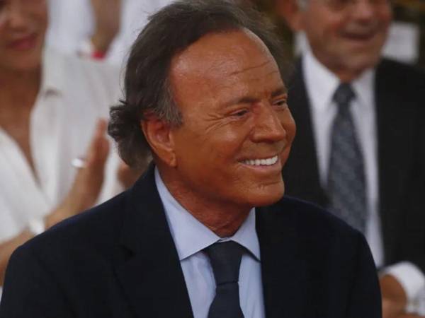 El cantante español Julio Iglesias ha publicado en su perfil de Instagram varios mensajes que supuestamente ha recibido desde WhatsApp de las trabajadoras que le han denunciado por agresión sexual con los que parece querer demostrar su inocencia.