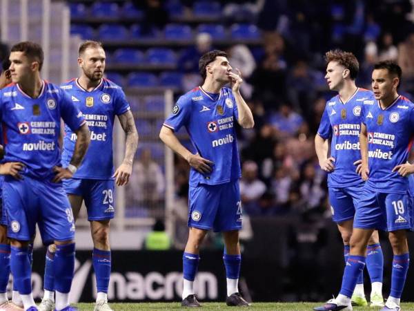 Tristeza en la plantilla de jugadores del Cruz Azul tras la eliminación.