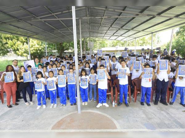 Entre palabras de agradecimiento, sonrisas y muestras de cariño, los estudiantes del centro de educación básica Dionisio de Herrera, despidieron este martes al equipo de Mente Sana, después de cuatro visitas dedicadas a conversar sobre temas de salud mental.