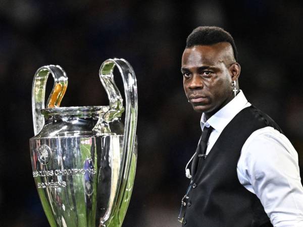 Mario Balotelli junto al trofeo de la Champions League.