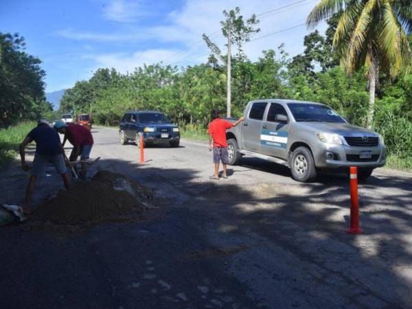 Debido al deterioro de la carretera CA-13, a lo largo de sus 174 kilómetros es común ver a pobladores rellenando los baches por cuenta propia.