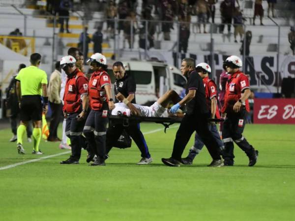 Kilmar Peña se marchó lesionado y fue retirado en camilla.