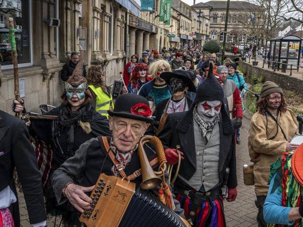 Una multitud disfrazada se dirige a una ceremonia de wassailing este mes en Midsomer Norton, Inglaterra. (Andrew Testa para The New York Times)