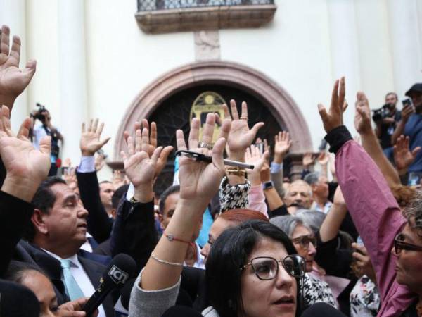 La sesión de los diputados de oposición se realizó en el parque La Merced, en los bajos del Congreso Nacional de Honduras.