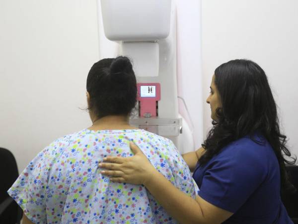 Edward Raudales, director médico de la Liga contra el Cáncer, alertó sobre el crecimiento de los casos de cáncer de mama y llamó a las mujeres a no descuidar su salud.