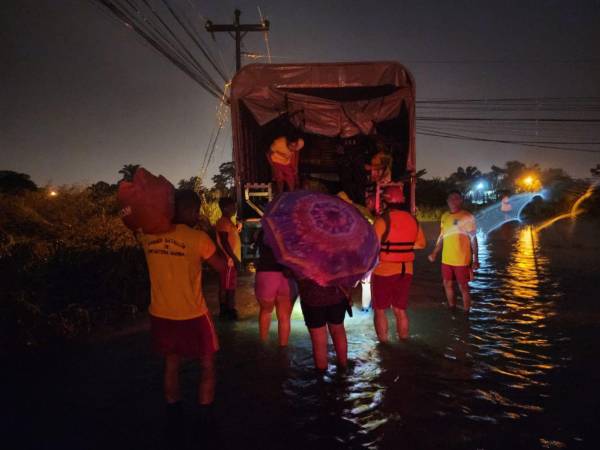 Los cuerpos de socorro lucharon contra la corriente para rescatar a más de 60 personas, entre ellas niños y ancianos, de las colonias Villa Neen y Armenia Bonito, en La Ceiba, zonas que quedaron bajo el agua.