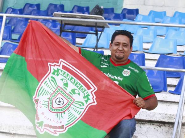 Aficionados del Marathón instalados en el estadio de La Paz.
