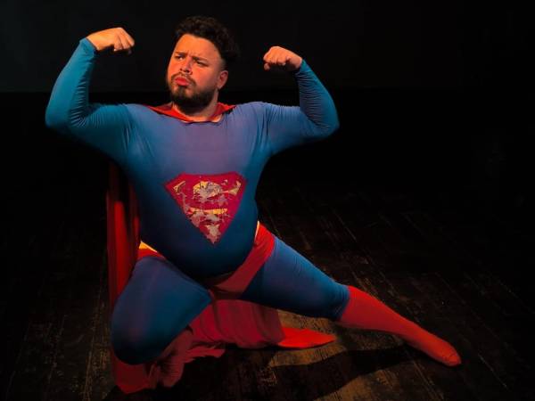 El actor Nery Hernández, protagonista de la obra teatral tipo monólogo.