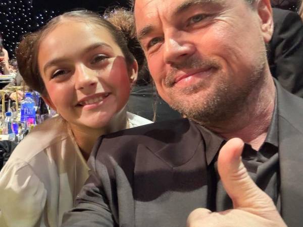 Los pasillos y la alfombra roja se llenan de selfies y posados que rápidamente circulan en redes sociales, mostrando el lado más cercano y espontáneo de las celebridades. La simpática Taylen Biggs, creadora de contenido de 14 años, no dudó en tomarse fotos con sus estrellas favoritas como Leonardo DiCaprio.