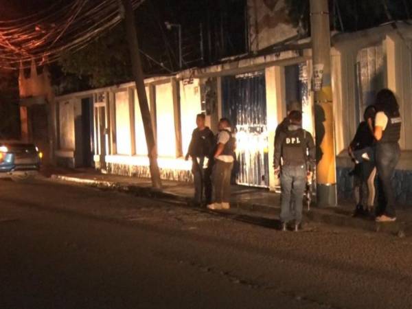Agentes de la Dirección Policial de Investigaciones (DPI) llegaron del ataque en la colonia Humuya de la capital hondureña.