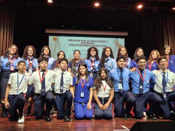 Jóvenes talentosos y creativos posaron con mucha emoción tras lograr el importante posicionamiento en el evento internacional.