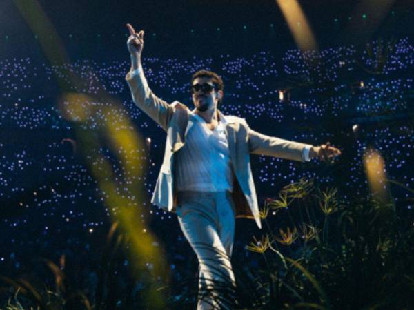 Fotografía cedida por Erick Rojas del artista puertorriqueño Bad Bunny durante una presentación este domingo, en el Coliseo de Puerto Rico en San Juan (Puerto Rico).