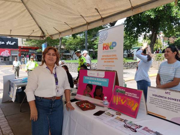 Representantes de la Secretaría de Asuntos de la Mujer, junto con otras instituciones, participaron en una feria de prevención en San Pedro Sula para sensibilizar a la población sobre la trata de personas y la violencia contra mujeres y niñas.