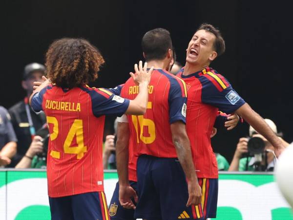 Mikel Oyarzabal celebrando su gol con Rodri y Marc Cucurella ante Austria.