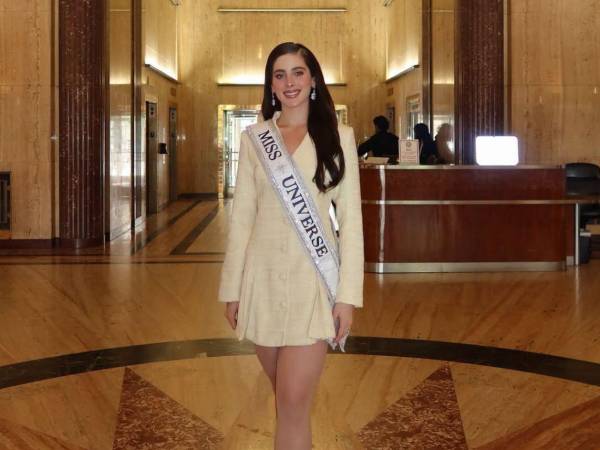 <b>Fátima Bosch</b> recibió un reconocimiento oficial durante su visita a Houston, Texas, una de las últimas paradas de su agenda internacional antes de concluir su reinado como <b>Miss Universo</b>. Este jueves 20 de agosto de 2026, la mexicana acudió al Centro Espacial Johnson de la NASA, donde recorrió instalaciones relacionadas con el seguimiento y control de vuelos espaciales. La visita incluyó una sorpresa preparada por trabajadores de la agencia estadounidense: una imagen en la que Bosch aparece como si estuviera en el espacio con el mismo atuendo que utilizó cuando obtuvo la corona.